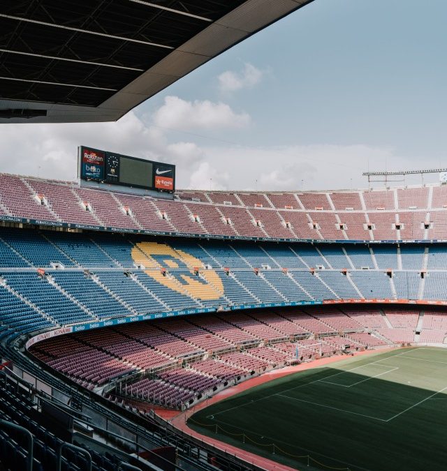 Het verschil tussen oude en nieuwe scoreborden in stadions.